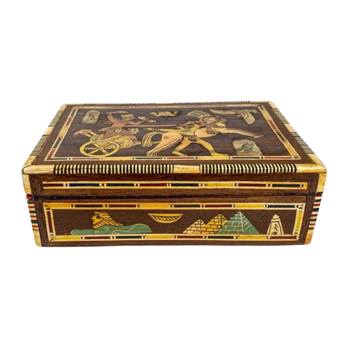 De geschiedenis achter het Egyptische Revival-ontwerp in vintage stukken