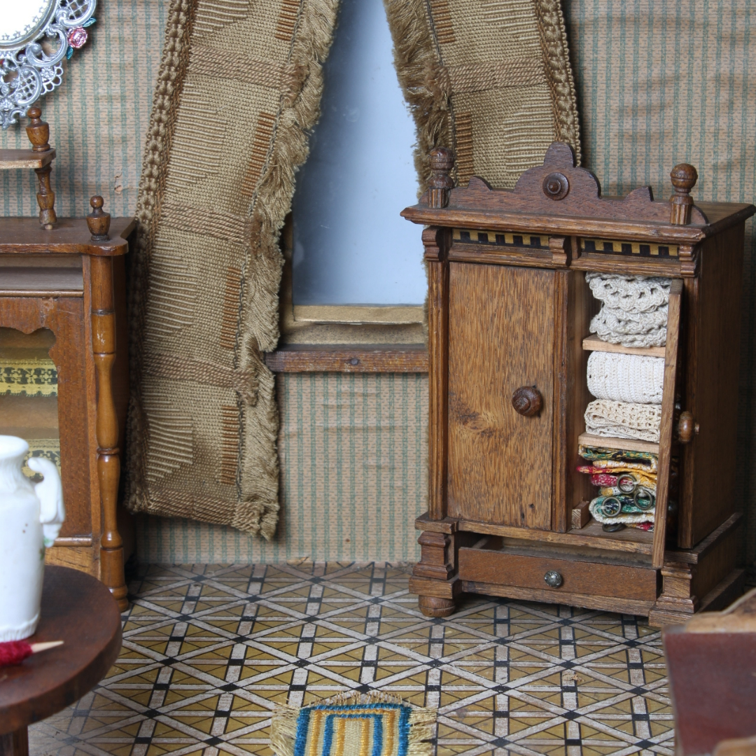 Antique Wooden Dollhouse "Villa Betsie" | Early 20th Century | Furnished