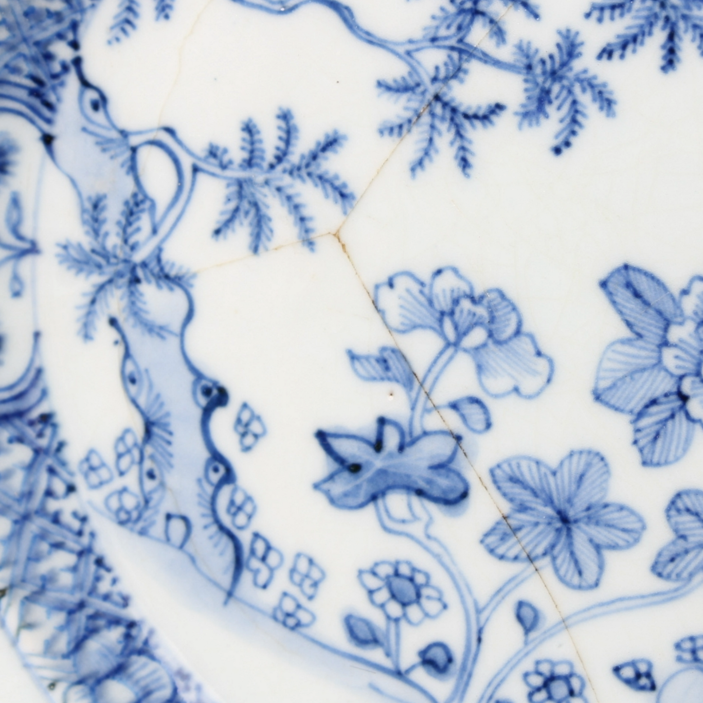 Pair of antique Chinese porcelain plates Qing dynasty – Kangxi style – ca. 1700–