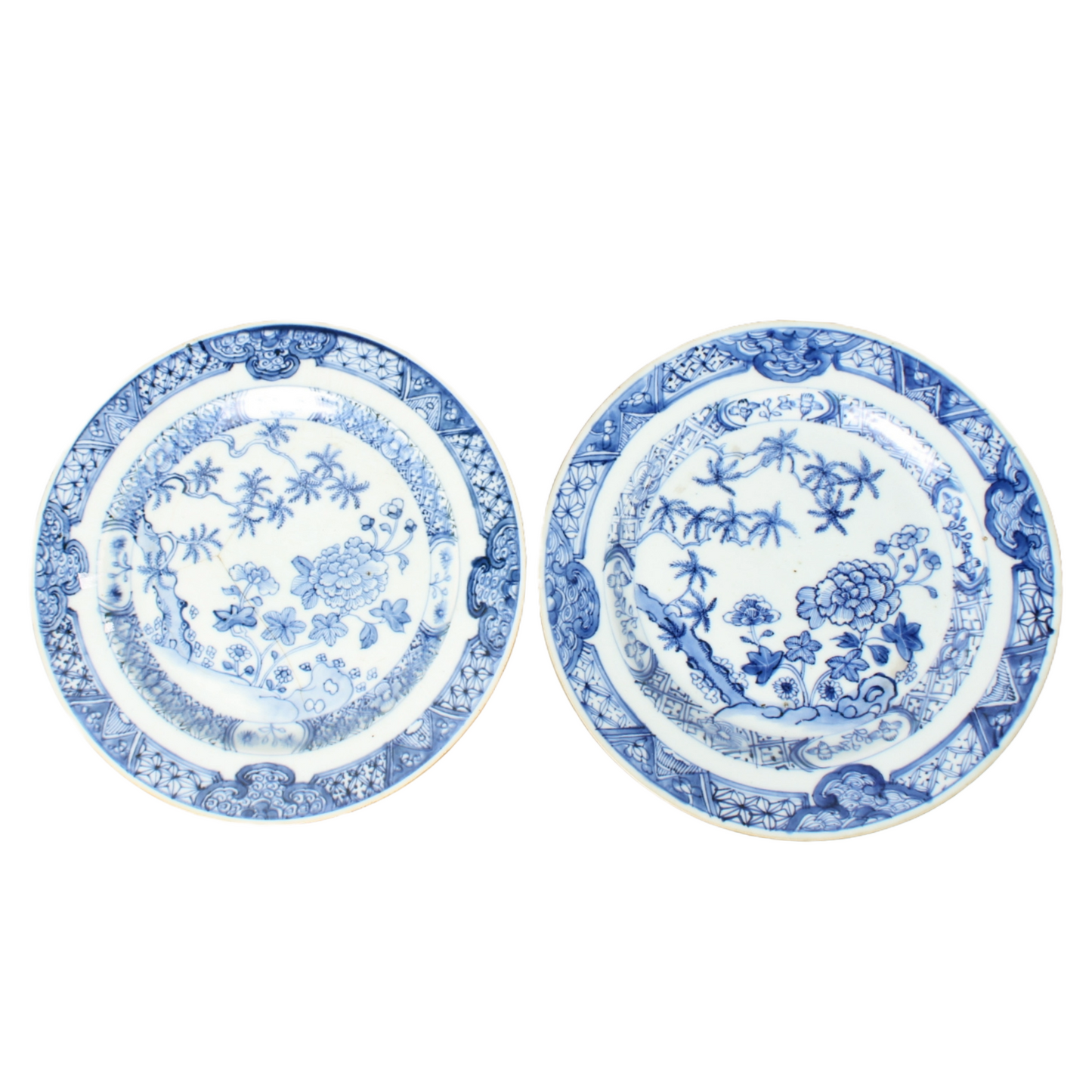 Pair of antique Chinese porcelain plates Qing dynasty – Kangxi style – ca. 1700–