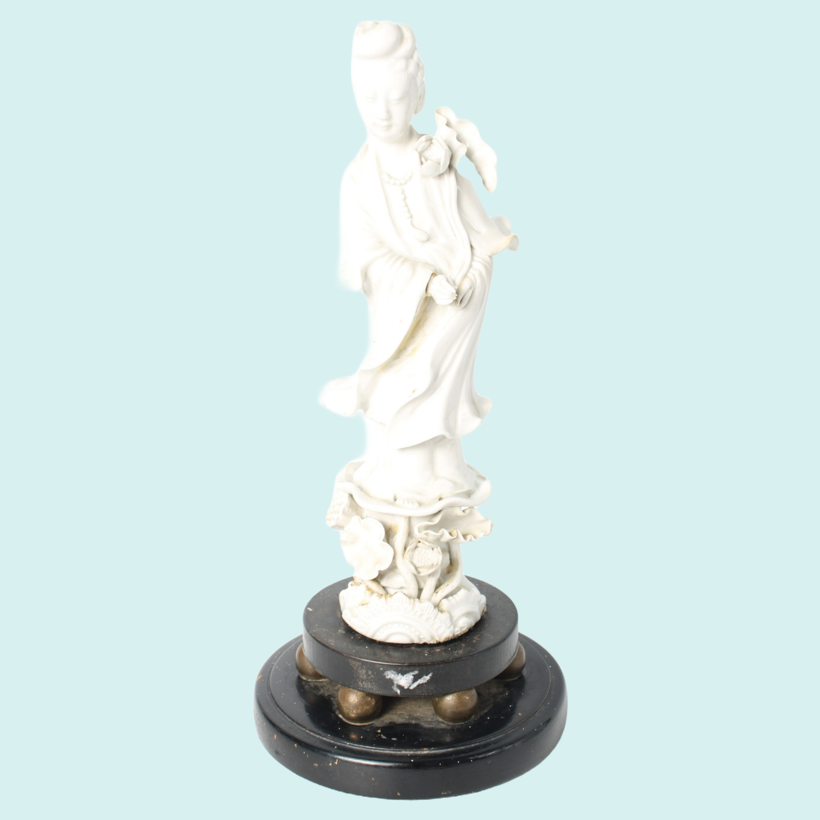 Antique Chinese Guanyin porcelain statue – blanc-de-Chine goddess of compassion