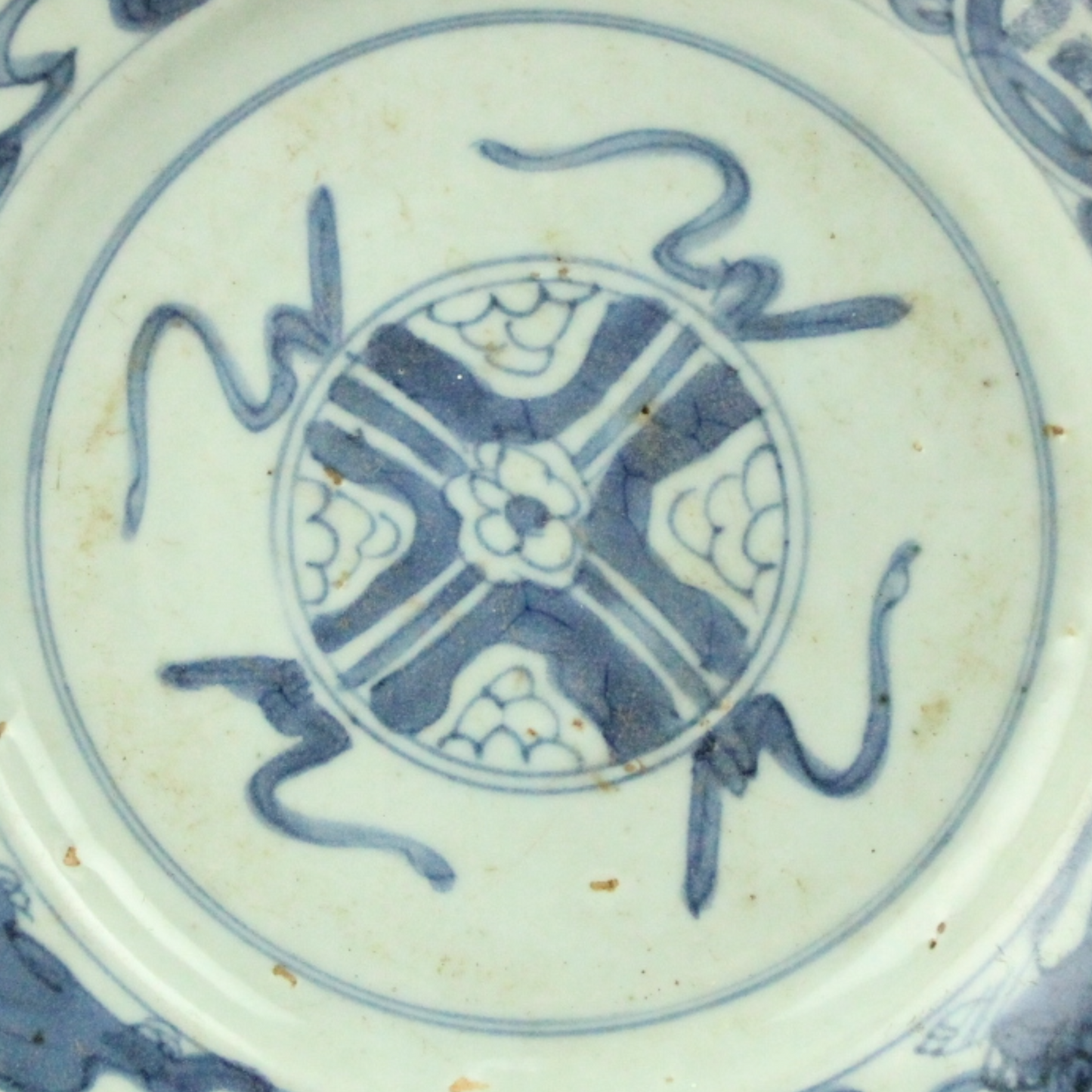 Antique Chinese Blue & White Porcelain Plate – Late Ming Dynasty (Wanli Period, 16th–17th Century)