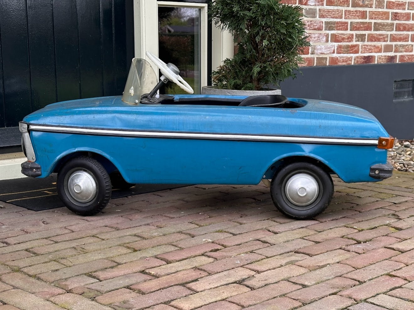 Moskvich Pedalcar - Moskvich Pedalcar - 1994 - Unique find - Barnfind - Mancave - Father's Day Gift - Eye-catcher - Free Shipping