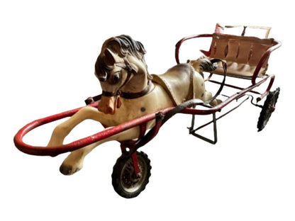 Vintage Paarden Trapauto: Een Nostalgisch Avontuur voor Jonge Ontdekkers!