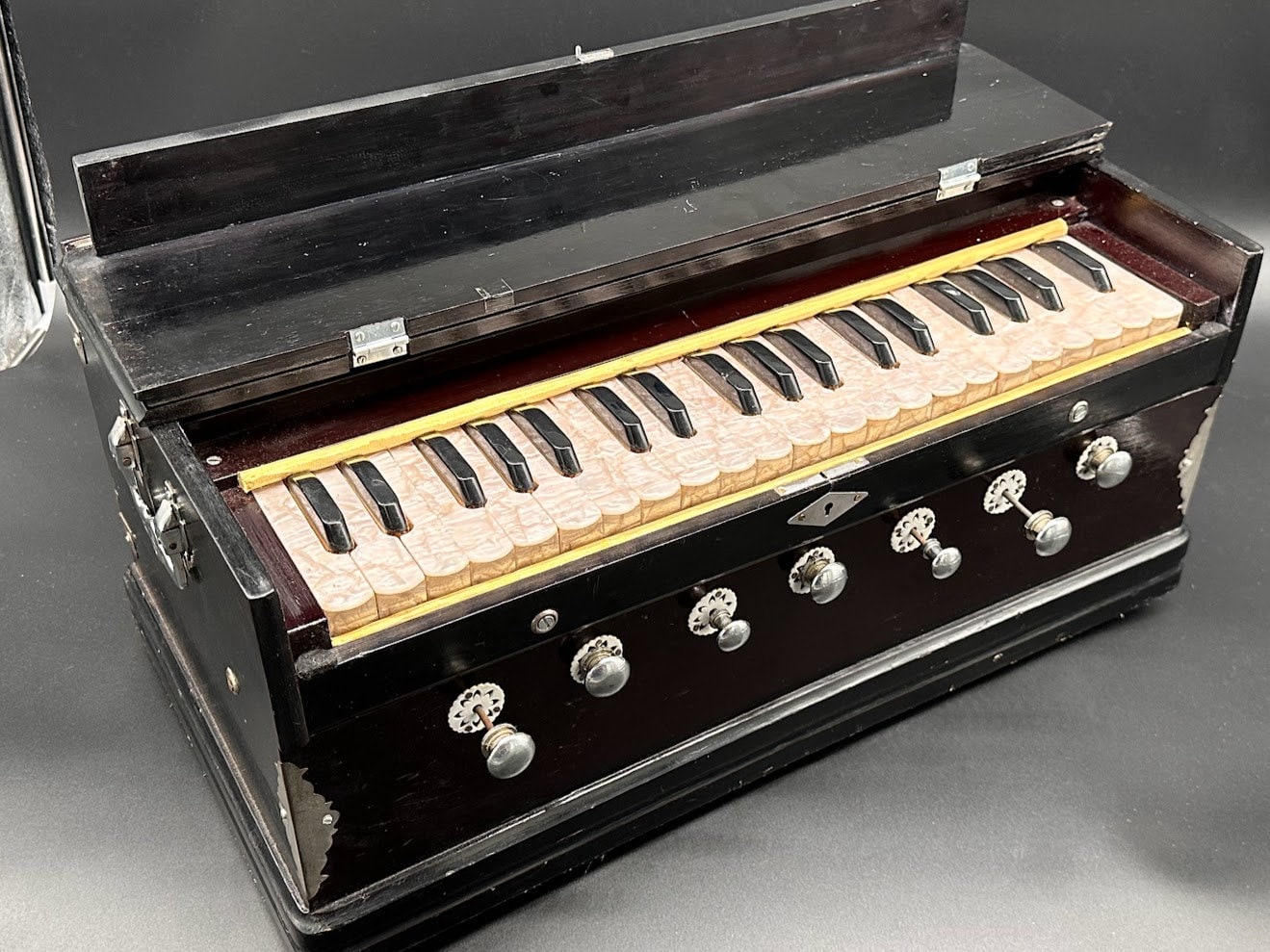Vintage Harmonium - French Origin - 1950s/60s - Working condition - Beautiful copy!