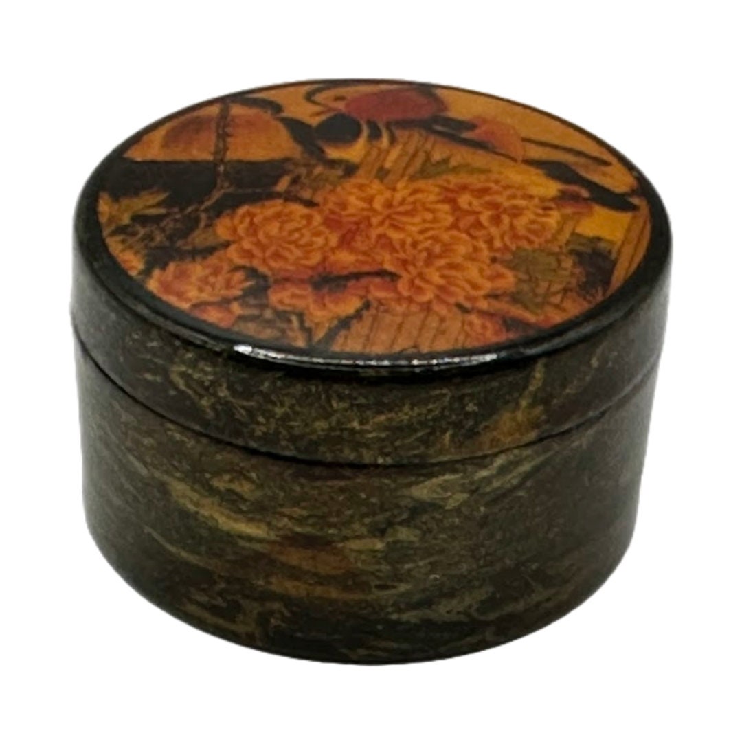 Beautiful Asian Lacquer Box - A Timeless Masterpiece!