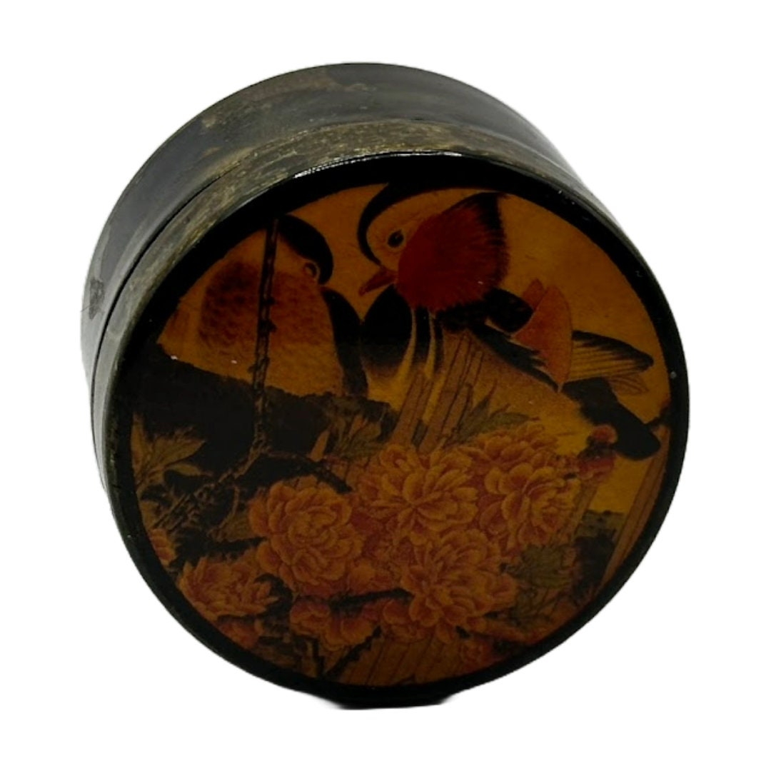 Beautiful Asian Lacquer Box - A Timeless Masterpiece!