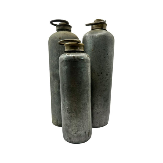Landelijke Elegantie: Set van 3 Zinken Kannen met Koperen Deksel - Vintage Boerderijdecoratie!