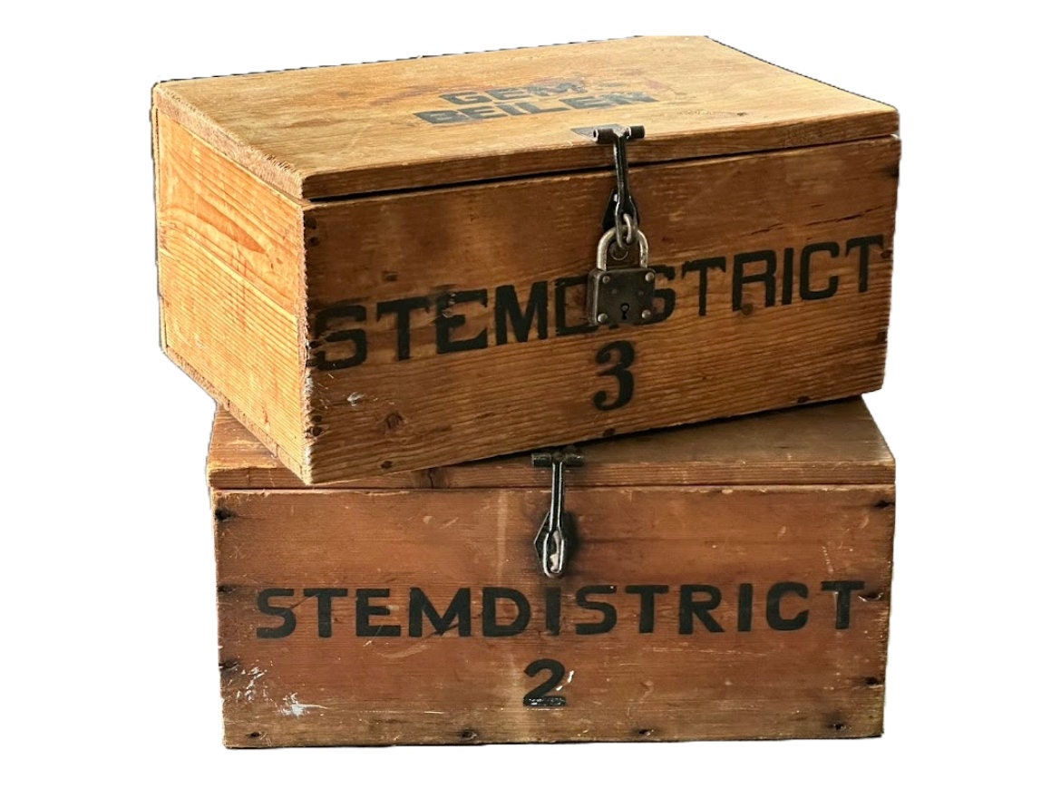 Vintage Nederlandse Stemkisten uit Beilen