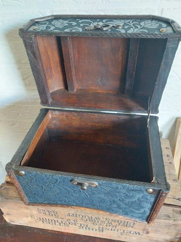 Vintage Koffertje in Middeleeuwse Stijl - Een Stijlvolle Reis Terug in de Tijd