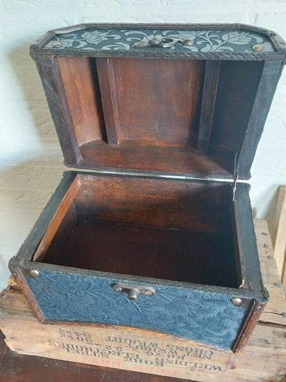 Vintage Koffertje in Middeleeuwse Stijl - Een Stijlvolle Reis Terug in de Tijd
