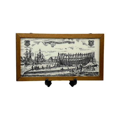 Authentieke Tegel van de "Werf der Admiraliteit te Vlissingen" uit 1779 - Historisch Meesterwerk in Eiken Lijst