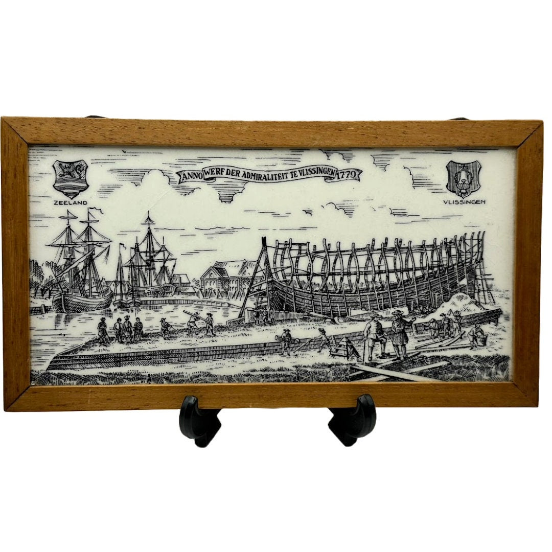 Authentieke Tegel van de "Werf der Admiraliteit te Vlissingen" uit 1779 - Historisch Meesterwerk in Eiken Lijst
