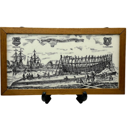 Authentieke Tegel van de "Werf der Admiraliteit te Vlissingen" uit 1779 - Historisch Meesterwerk in Eiken Lijst