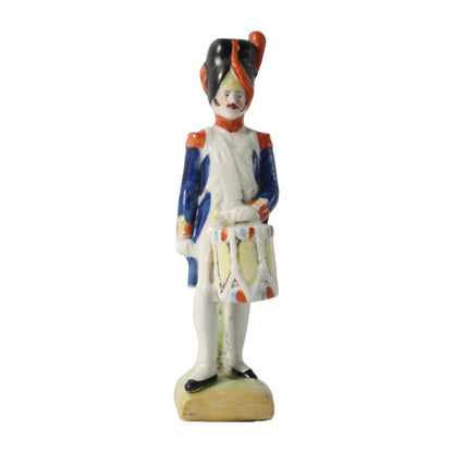 Vintage porseleinen beeldje van militaire trommelaar in Napoleontisch uniform - handbeschilderd, 1900-1930