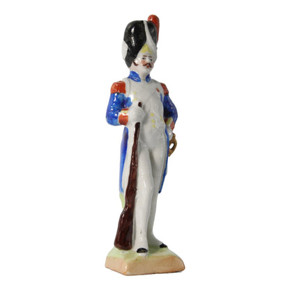Handbeschilderd Porseleinen Napoleontische Soldaat Beeldje, Duitse Keramiek, Kister Scheibe Alsbach, 10 cm Hoog, gratis verzending