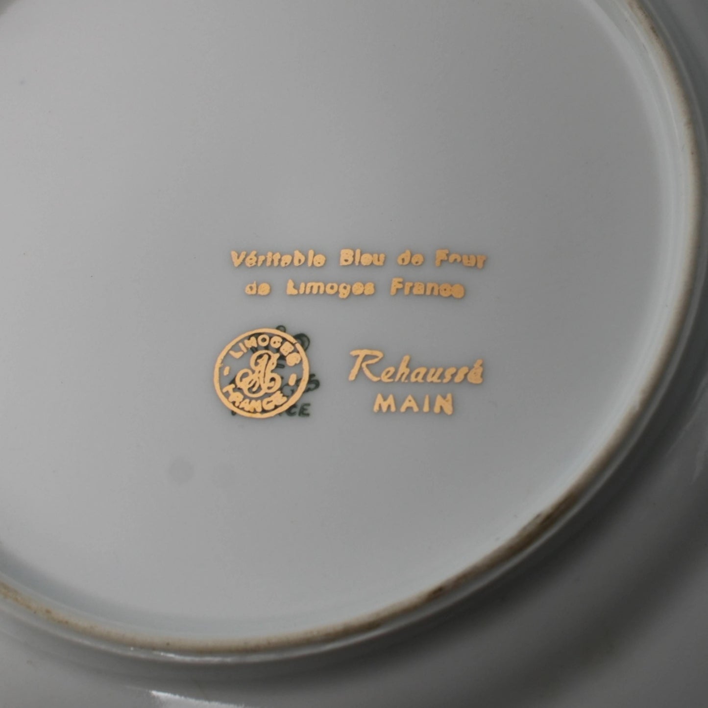Handgeschilderd Limoges Porseleinen Decoratief Bord met Natuurtafereel, Véritable Bleu de Four, Frankrijk, Circa 1930-1950 Gratis Verzending