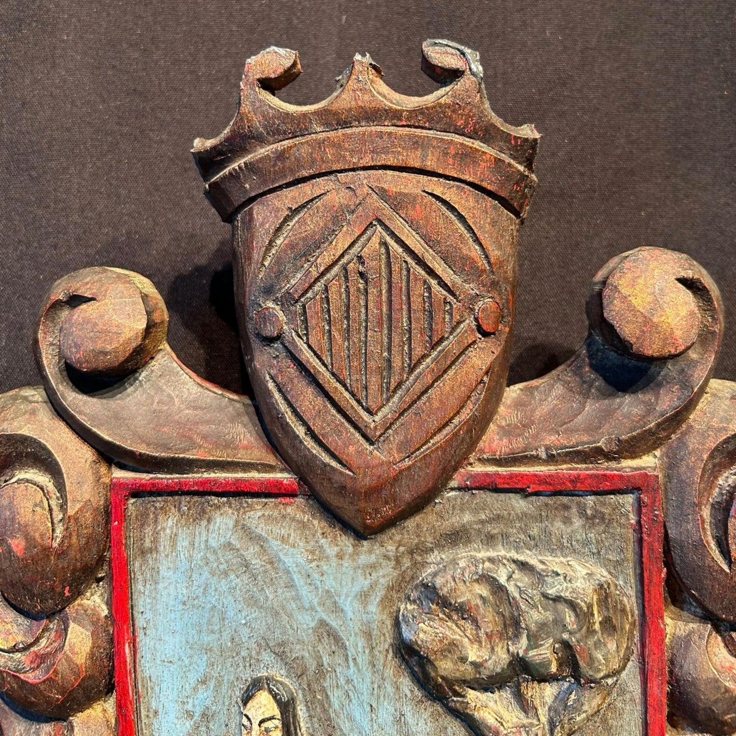 Handgemaakt Polychroom Houten Wapenschild, Circa 1860, Italiaans, Decoratief Wandpaneel met Symbolische Scène van Zeilboot en Boom
