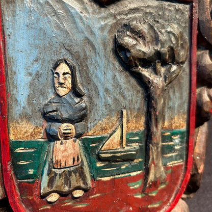 Handgemaakt Polychroom Houten Wapenschild, Circa 1860, Italiaans, Decoratief Wandpaneel met Symbolische Scène van Zeilboot en Boom
