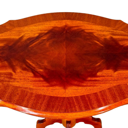 Elegante Franse Wijntafel of Bijzettafel met Symmetrisch Houtpatroon, Circa 1950-1960, Handgemaakt, Ideaal Decoratief Stuk voor de Woonkamer