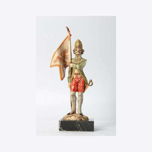 Vintage Handbeschilderd Beeldje van Italiaanse Soldaat met Vlag, Depose Italy, Carrara Marmer Basis, 19 cm Hoog, gratis verzending