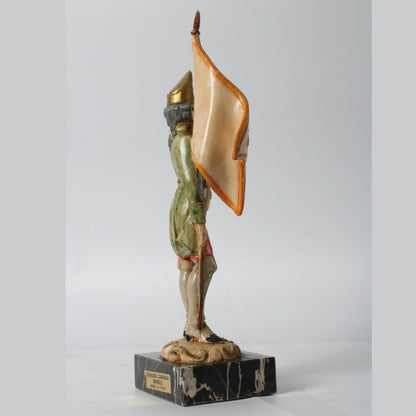 Vintage Handbeschilderd Beeldje van Italiaanse Soldaat met Vlag, Depose Italy, Carrara Marmer Basis, 19 cm Hoog, gratis verzending