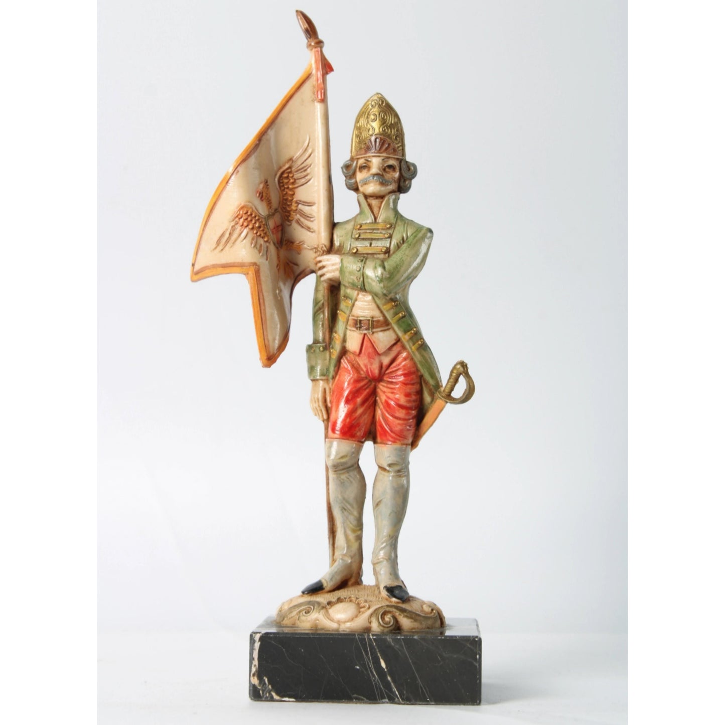 Vintage Handbeschilderd Beeldje van Italiaanse Soldaat met Vlag, Depose Italy, Carrara Marmer Basis, 19 cm Hoog, gratis verzending