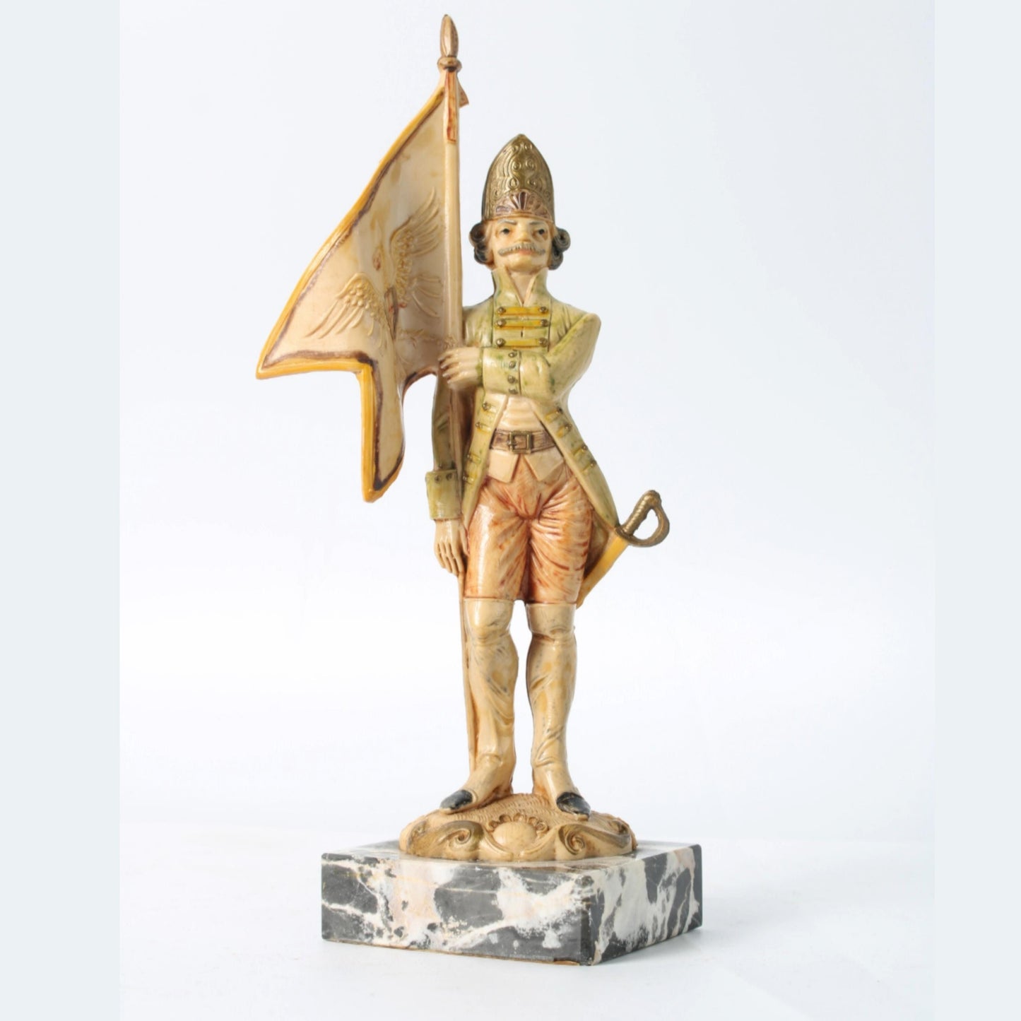 Vintage Handbeschilderd Beeldje van Italiaanse Soldaat met Vlag, Depose Italy, Carrara Marmer Basis, 19 cm Hoog, gratis verzending