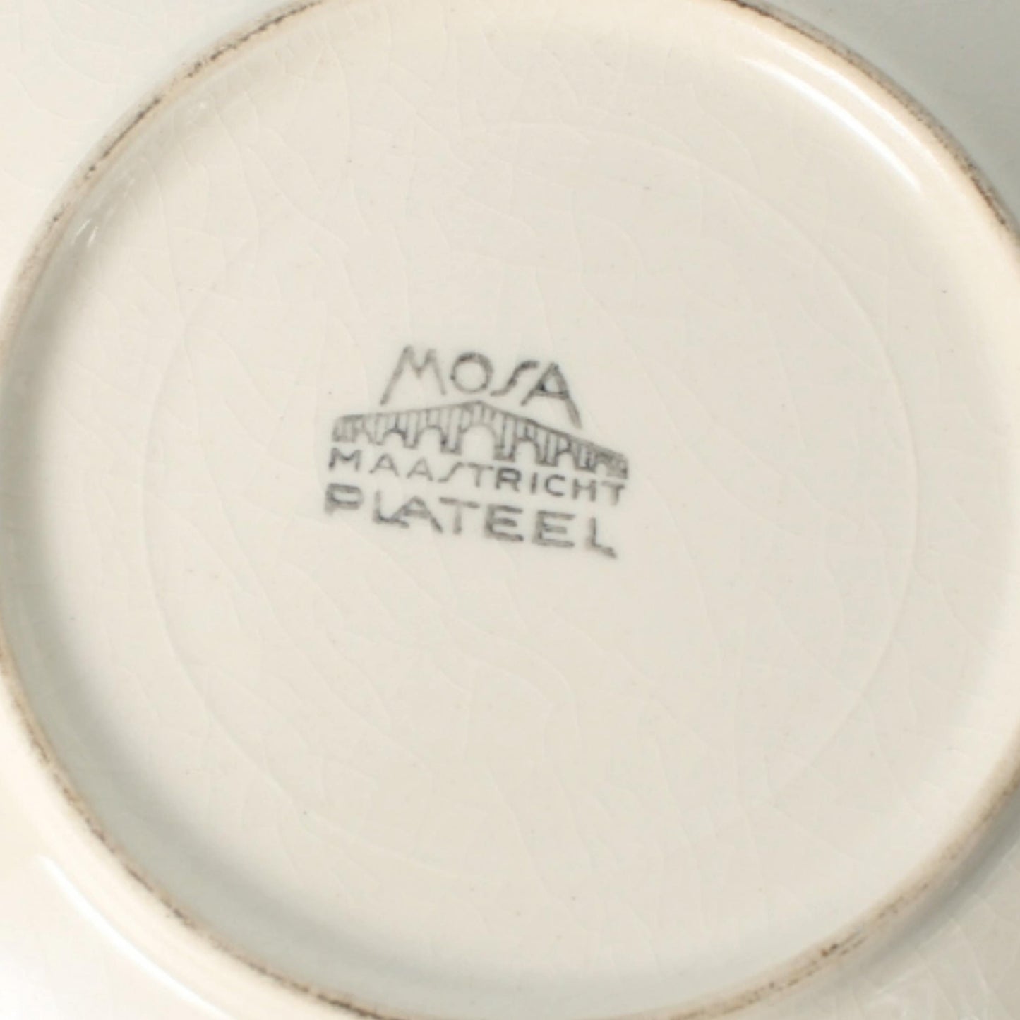 Vintage Mosa Maastricht Plateel servies 11 kopjes, 11 schotels, koffie/theekan, art deco stijl, 1930, craquelé, retro wit met gouden rand