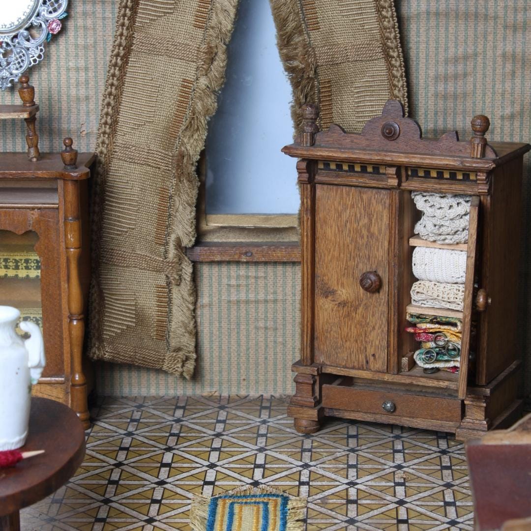 Antiek poppenhuis 'Villa Betsie' ca. 19101940 | Ingerichte woonkamer met meubels en accessoires | Nostalgisch collectors item