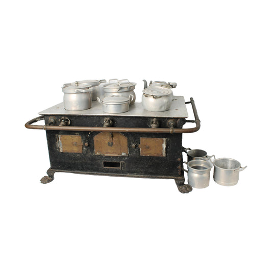 Zeldzaam antiek speelgoedfornuis met klauwpoten en pannenset ca. 19001925 | 22 cm hoog | 8.66 inch | Poppenhuisfornuis met gasleidingen