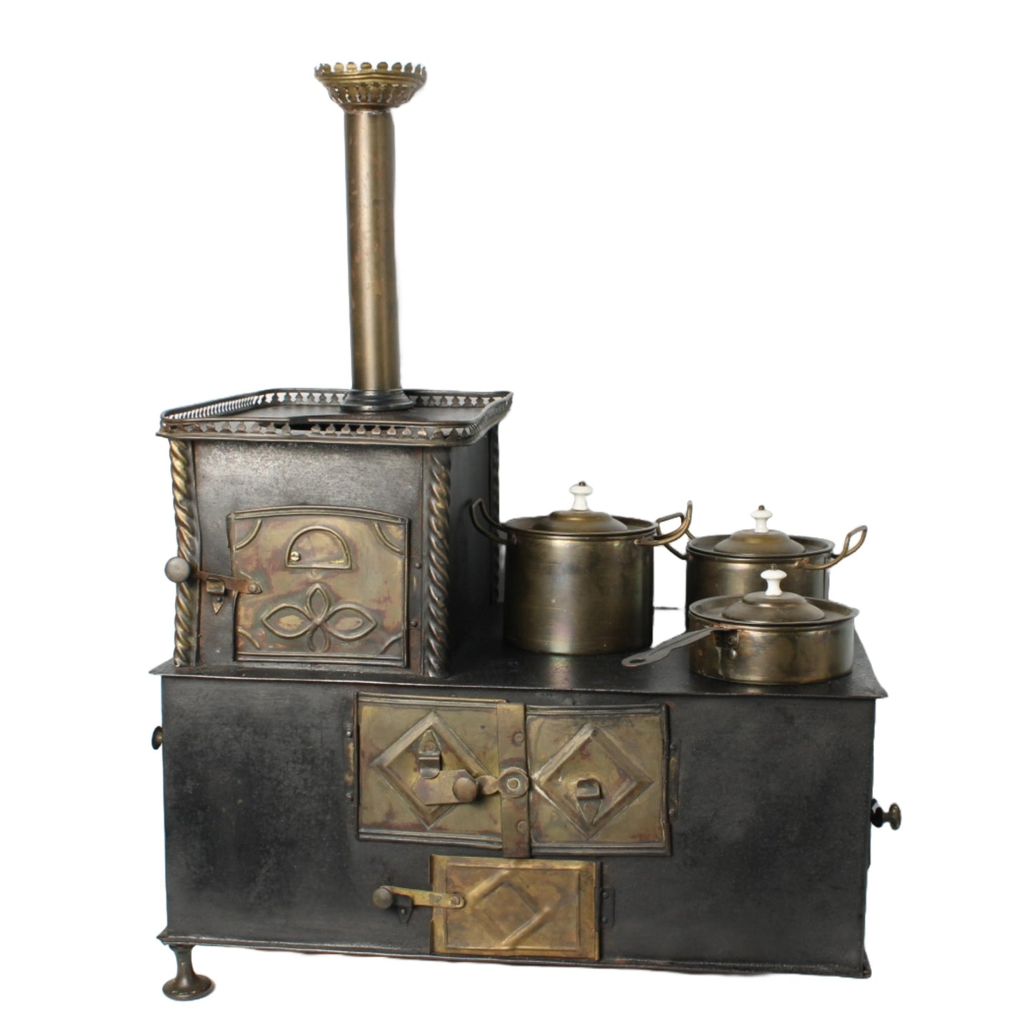 Antiek miniatuurfornuis ca. 18901915 met pannenset | Hoogte 45 cm | Educatief kinderspeelgoed of zeldzaam decorstuk met koperen details