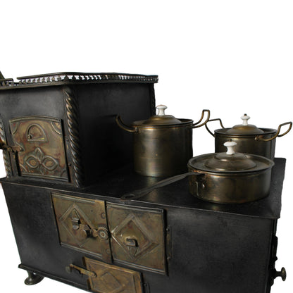 Antiek miniatuurfornuis ca. 18901915 met pannenset | Hoogte 45 cm | Educatief kinderspeelgoed of zeldzaam decorstuk met koperen details