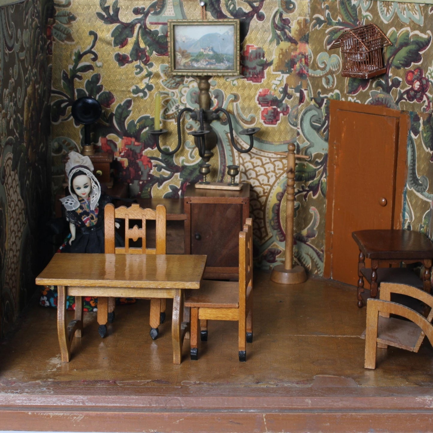 Antique Two-Room Dollhouse with Toilet, circa 1930–1950 | Complete with Furniture, Dolls & Floral Wallpaper | Rare Vintage Miniature Room