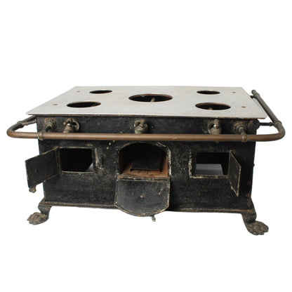 Zeldzaam antiek speelgoedfornuis met klauwpoten en pannenset ca. 19001925 | 22 cm hoog | 8.66 inch | Poppenhuisfornuis met gasleidingen