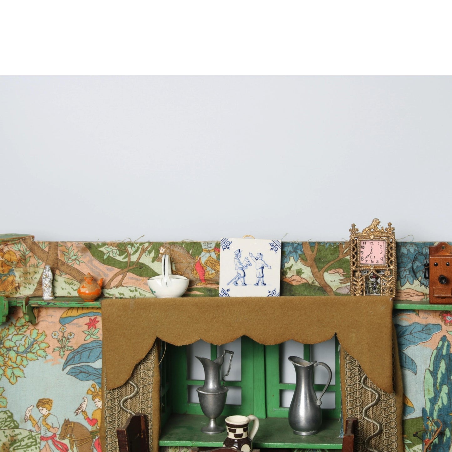 Antique Dollhouse Living Room, circa 1935–1950 | Detailed Miniature Interior with Furniture, Dolls & Wall Decorations | Rare Vintage Toy