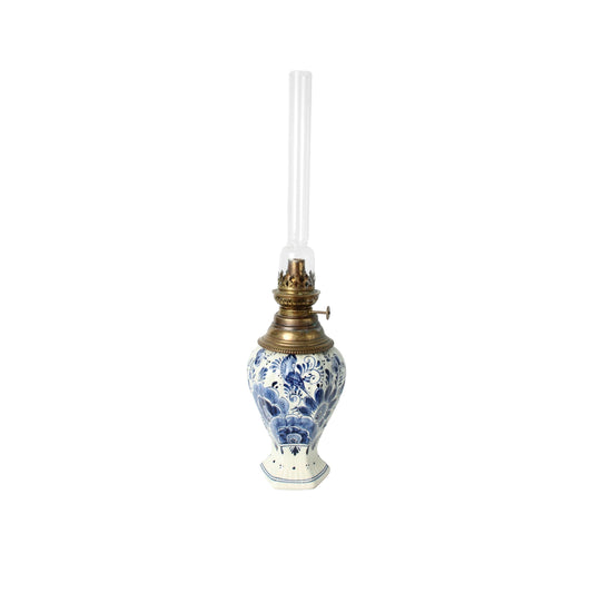Large Delft Blue oil lamp | Hand-painted vintage kerosene lamp with brass burner and glass chimney | 52 cm | circa 1960