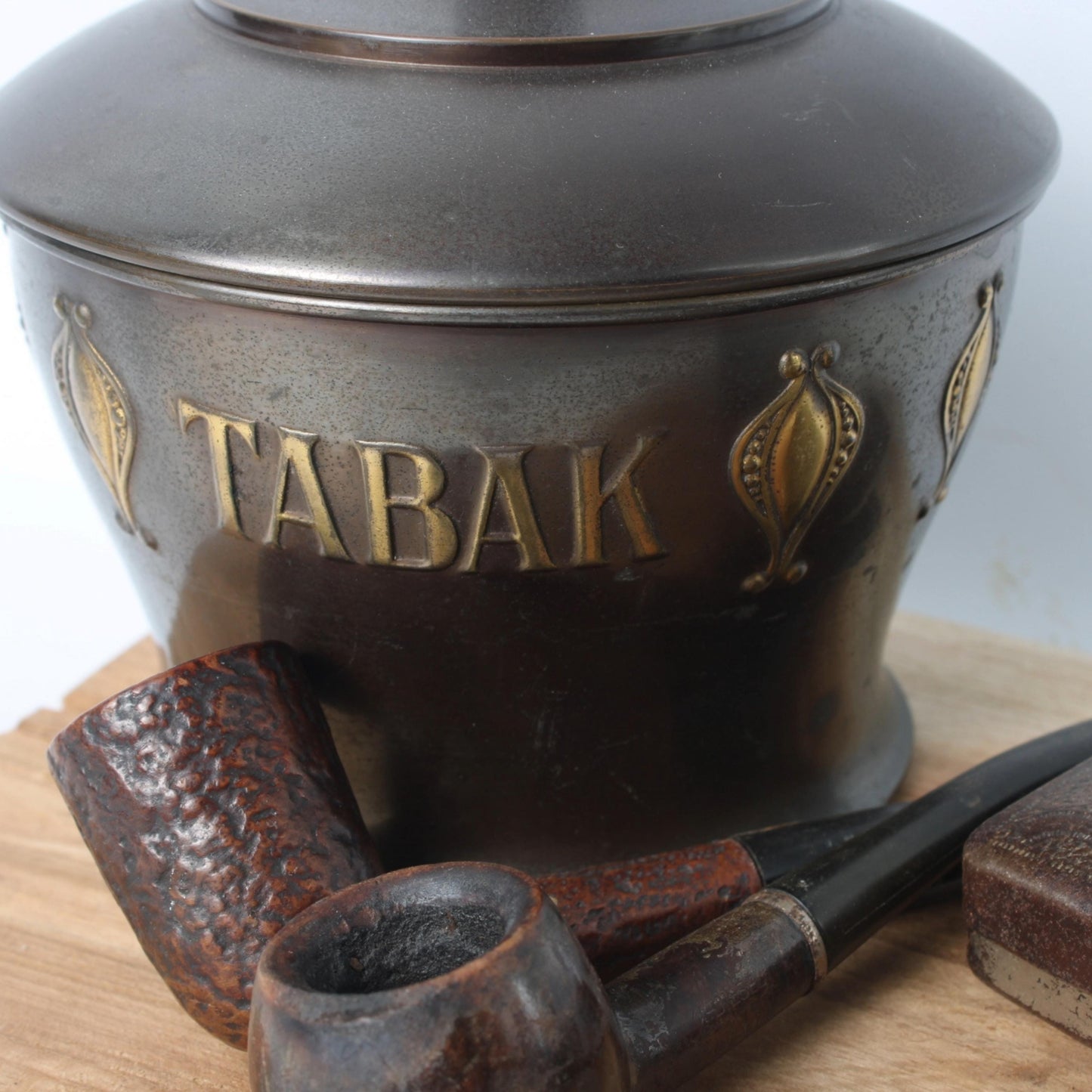Vintage Metal Tobacco Jar with Wooden Pipes, Tin Pouch, and Wooden Base – Complete Smoking Set from circa 1930–1960, Nostalgic Gift