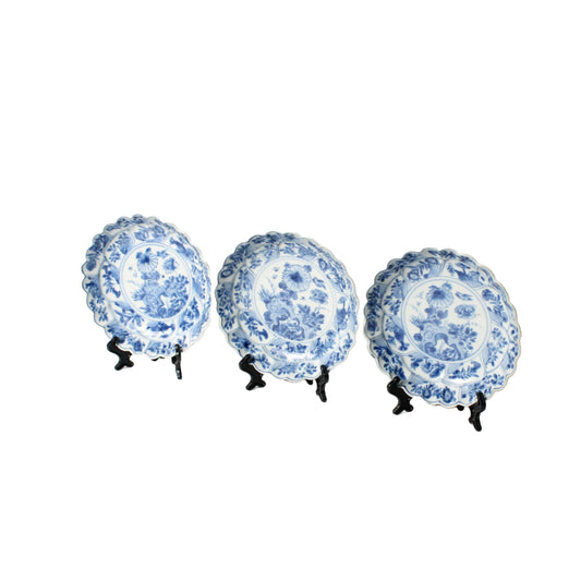 Set of Three Antique Kangxi Plates from China (1662–1722) – Blue and White Porcelain with Floral Decoration – Rare Qing Dynasty Export
