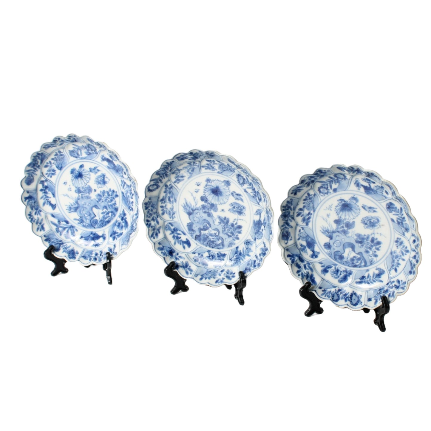 Set of Three Antique Kangxi Plates from China (1662–1722) – Blue and White Porcelain with Floral Decoration – Rare Qing Dynasty Export
