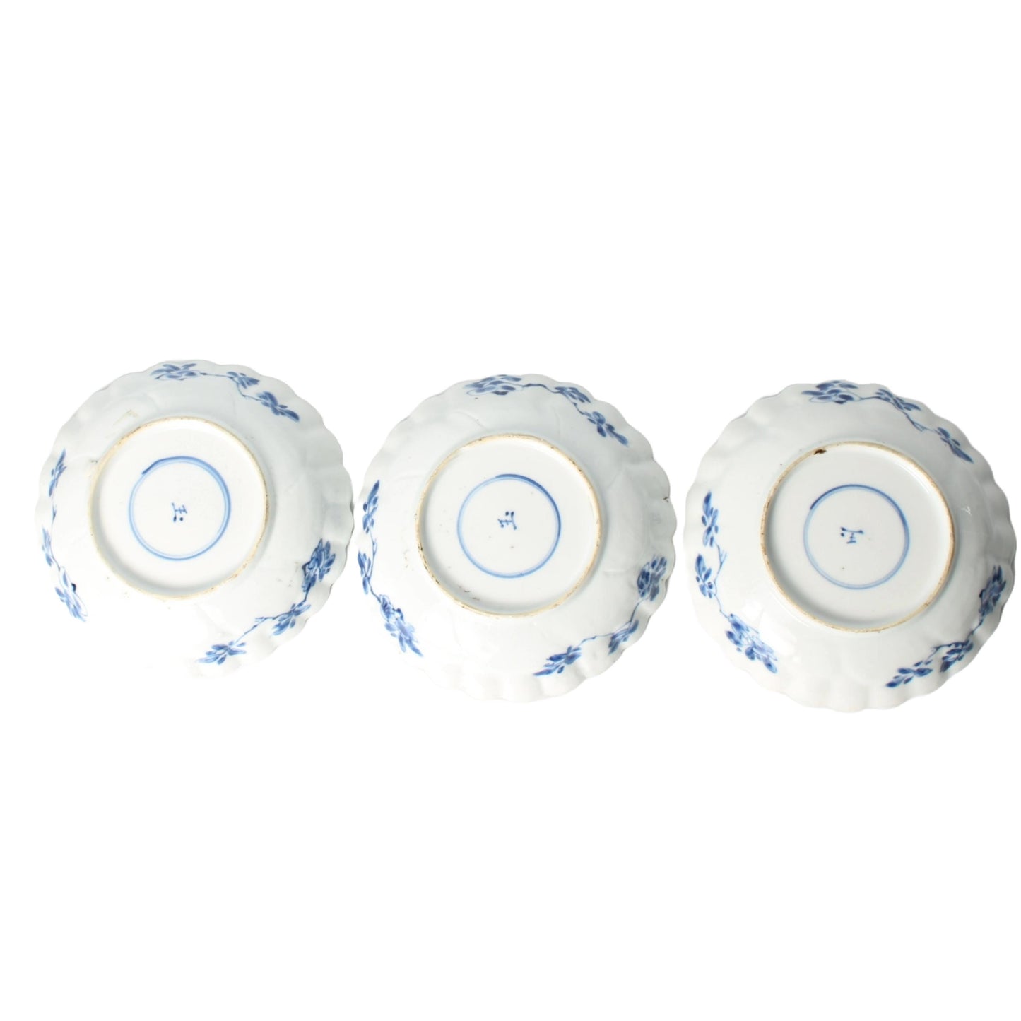Set of Three Antique Kangxi Plates from China (1662–1722) – Blue and White Porcelain with Floral Decoration – Rare Qing Dynasty Export