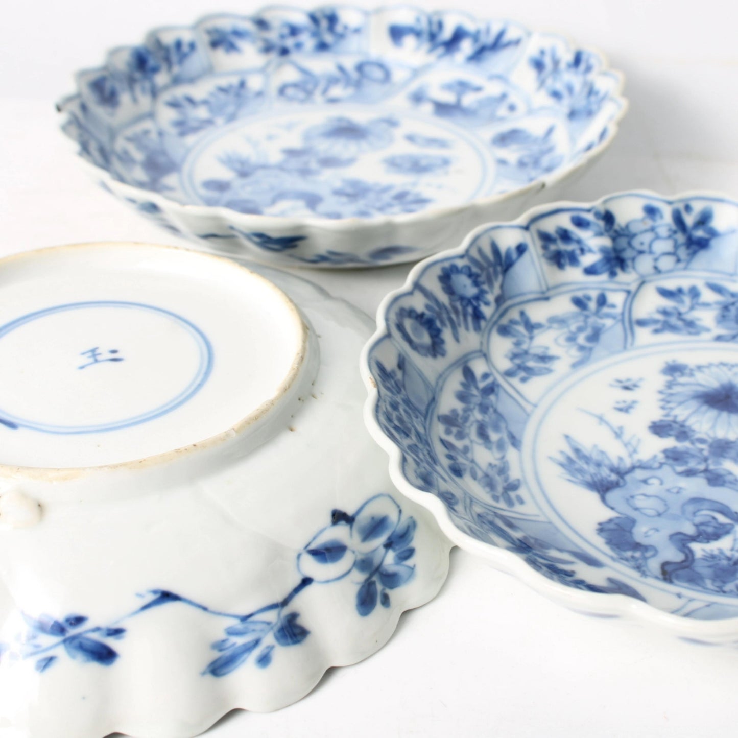 Set of Three Antique Kangxi Plates from China (1662–1722) – Blue and White Porcelain with Floral Decoration – Rare Qing Dynasty Export