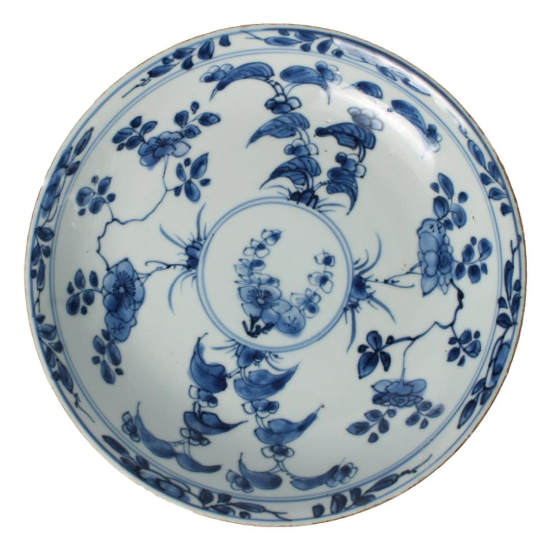 18th-Century Chinese Porcelain Kangxi Plate with Blue-and-White Floral Decoration | VOC Export | Hand-Painted Jingdezhen 21.8 cm