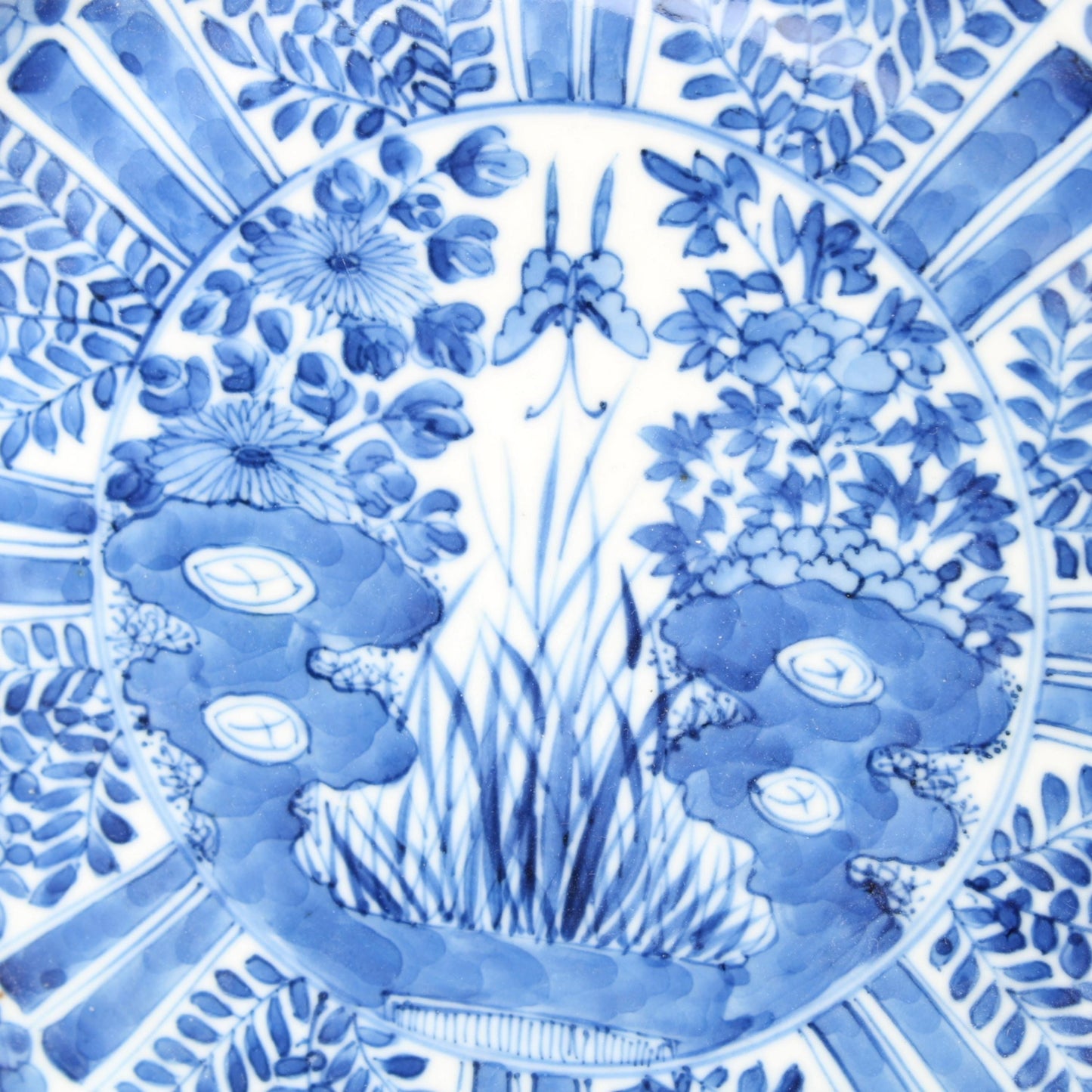Beautiful 19th-Century Chinese Blue-and-White Porcelain Plate in Kangxi Style with Floral Panels and Garden Scene Ø 25 cm