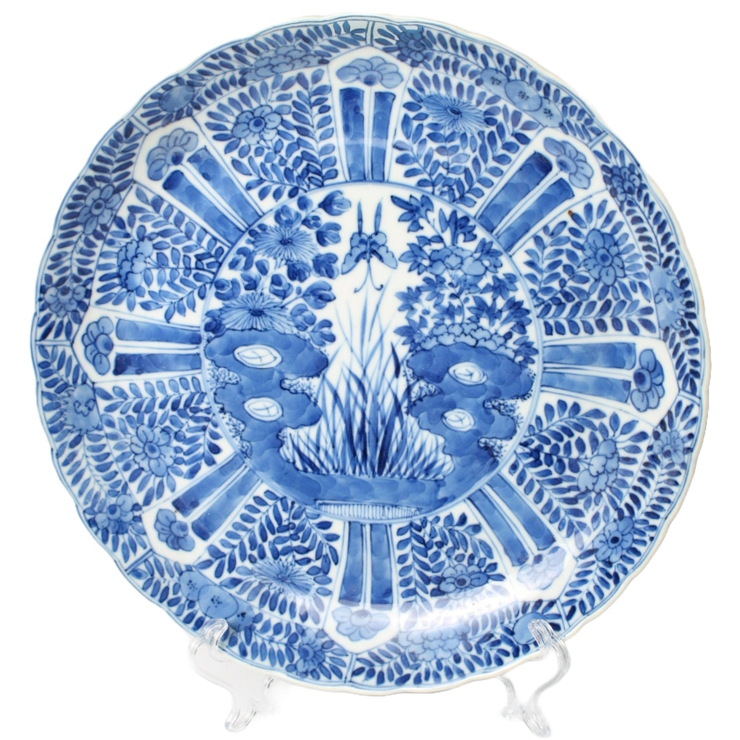 Beautiful 19th-Century Chinese Blue-and-White Porcelain Plate in Kangxi Style with Floral Panels and Garden Scene Ø 25 cm