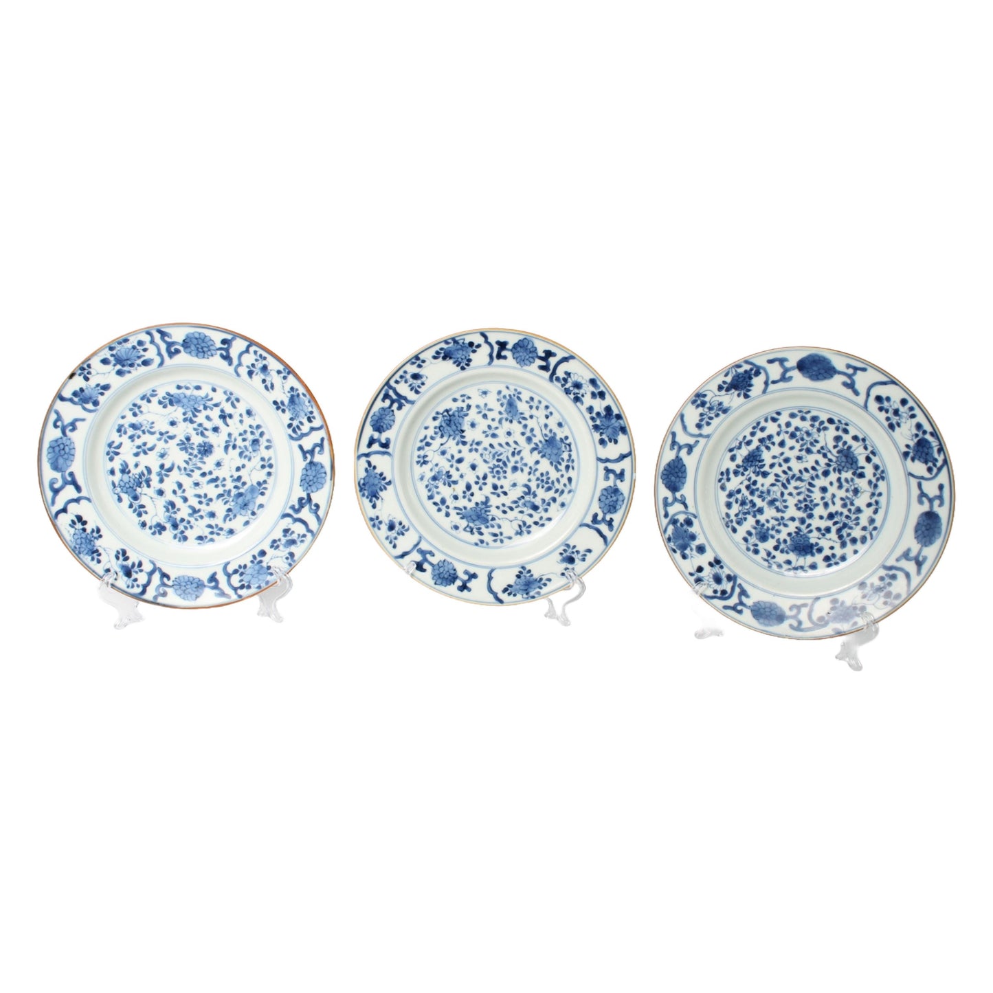 Set van drie 18e-eeuwse Chinese Kangxi-borden met florale onderglazuurdecoratie en rode ijzerrand  exportporselein ca. 17001722