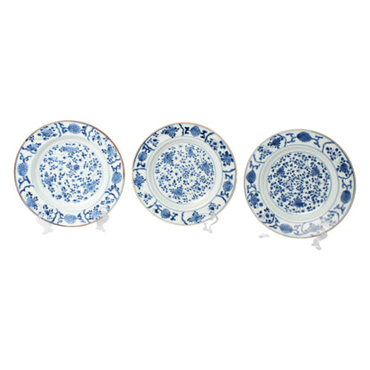 Set van drie 18e-eeuwse Chinese Kangxi-borden met florale onderglazuurdecoratie en rode ijzerrand  exportporselein ca. 17001722