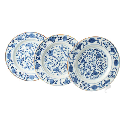 Set van drie 18e-eeuwse Chinese Kangxi-borden met florale onderglazuurdecoratie en rode ijzerrand  exportporselein ca. 17001722