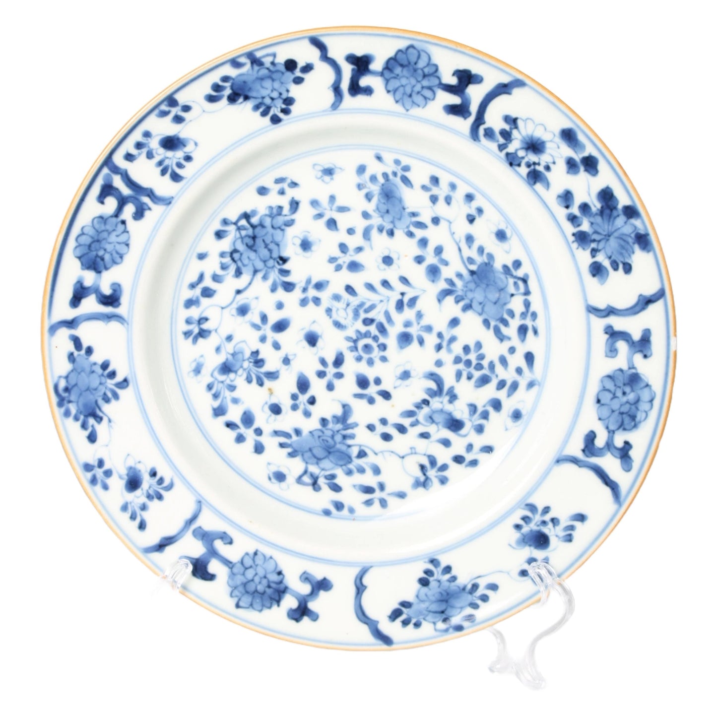 Set van drie 18e-eeuwse Chinese Kangxi-borden met florale onderglazuurdecoratie en rode ijzerrand  exportporselein ca. 17001722