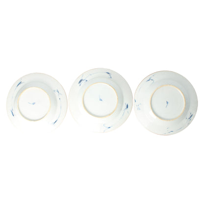Set van drie 18e-eeuwse Chinese Kangxi-borden met florale onderglazuurdecoratie en rode ijzerrand  exportporselein ca. 17001722